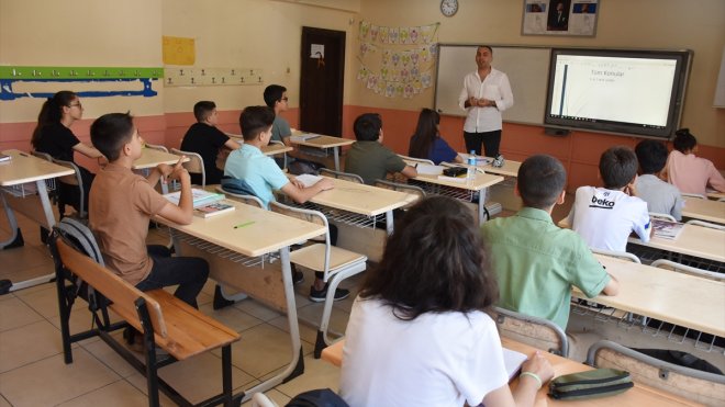 Manisalı öğretmen yaz tatilinde de Hakkari'deki öğrencilerini sınava hazırlıyor