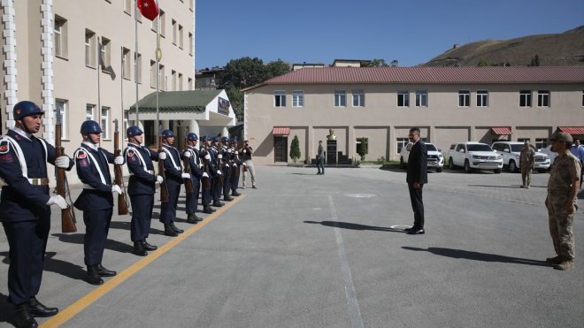 Hakkari Valisi Çelik, İl Jandarma Komutanlığını ziyaret etti