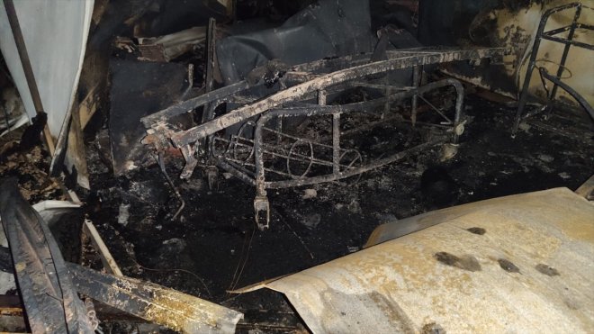 HAKKARİ - Yangında hayvan barınağı hasar gördü1