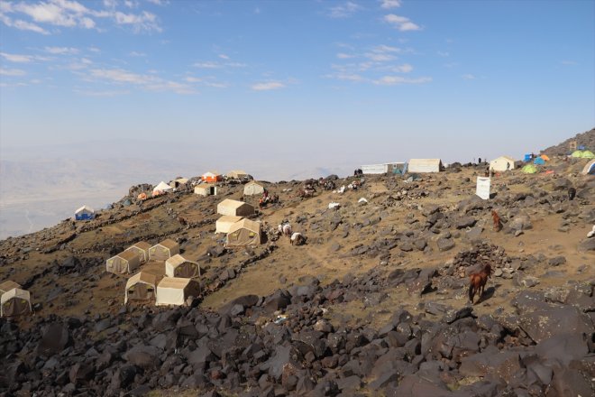 Ağrı Dağı eteklerindeki köylüler tırmanışa gelen dağcılara lojistik destek sağlıyor