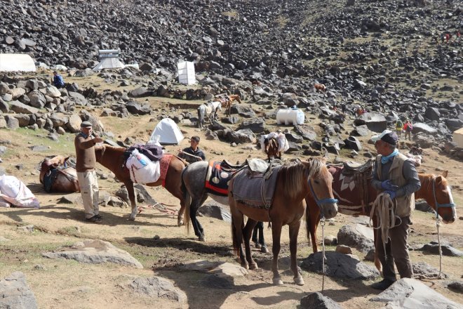 destek - gelen tırmanışa Dağı IĞDIR eteklerindeki sağlıyor köylüler Ağrı dağcılara lojistik 13