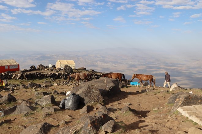 - tırmanışa Ağrı eteklerindeki lojistik gelen IĞDIR sağlıyor köylüler dağcılara Dağı destek 8