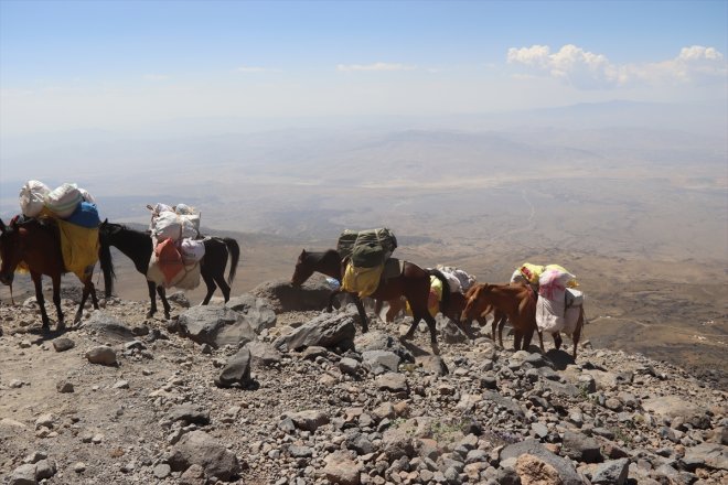 eteklerindeki lojistik gelen köylüler sağlıyor - destek Ağrı dağcılara tırmanışa IĞDIR Dağı 10