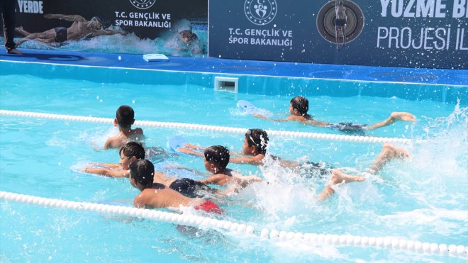 Iğdırlı çocuklar, Ağrı Dağı eteklerindeki portatif havuzda yüzme öğreniyor