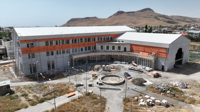 İpekyolu Kaymakamı İhsan Emre Aydın, kütüphane inşaatını denetledi