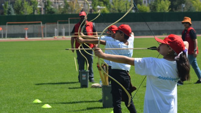 Ani'nin fethinin yıl dönümünde okçular hedefleri 12'den vurdu