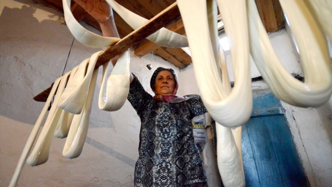 Kars köylerindeki kadınlar 'çeçil peyniri' üretimine başladı