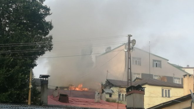 KARS - Metruk ev tamamen yandı1