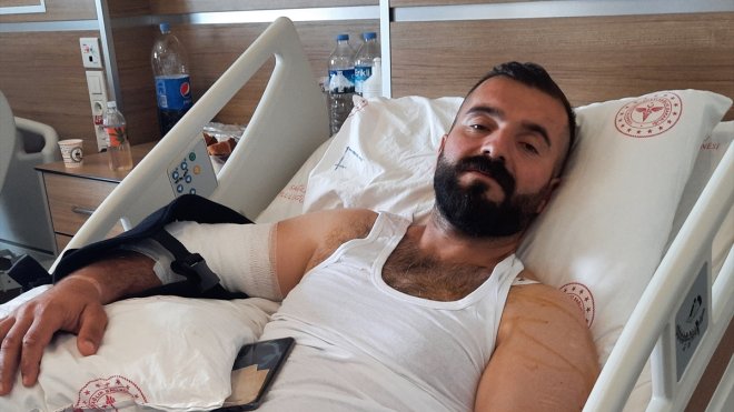 KARS - Şarampole devrilen otobüste yaralanan yolcu Sinan Kırıktaş kaza anını anlattı1
