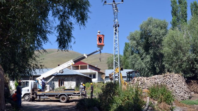 Kars'ta elektrik ekipleri kesintisiz enerji için çalışmalarını sürdürüyor