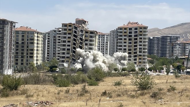 Malatya'da ağır hasarlı 2 bina patlayıcı yardımıyla yıkıldı