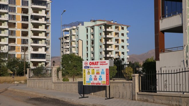 MALATYA - Ağır hasarlı bina patlayıcı yardımıyla yıkıldı1