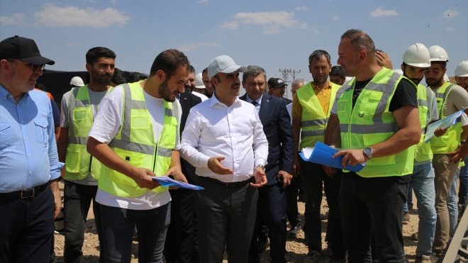 MALATYA - Bakan Kacır, depremzede esnaf için yapılan sanayi sitesini gezdi1