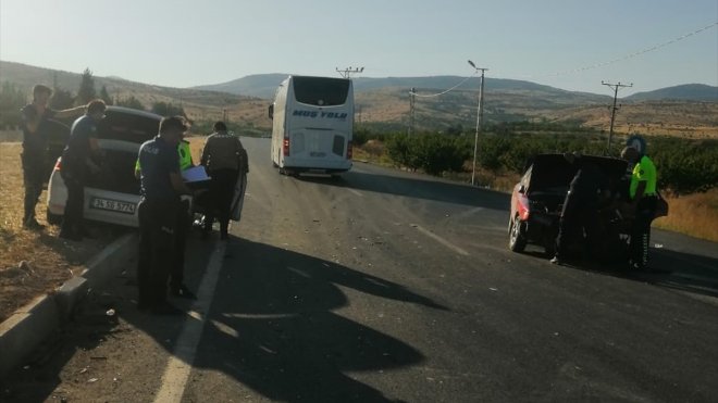 Malatya'da iki otomobilin çarpıştığı kazada 4 kişi yaralandı