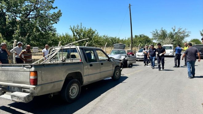 Malatya'da pikap ile otomobilin çarpıştığı kazada 6 kişi yaralandı