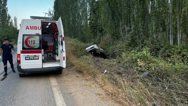 Malatya'da şarampole devrilen otomobildeki 2 kişi yaralandı