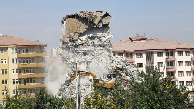 MALATYA - Depremde ağır hasar alan binaların yıkımı sürüyor1