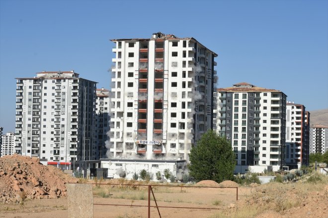 ağır Depremlerden patlayıcı bina etkilenen yıkıldı hasarlı yardımıyla MALATYA - 3