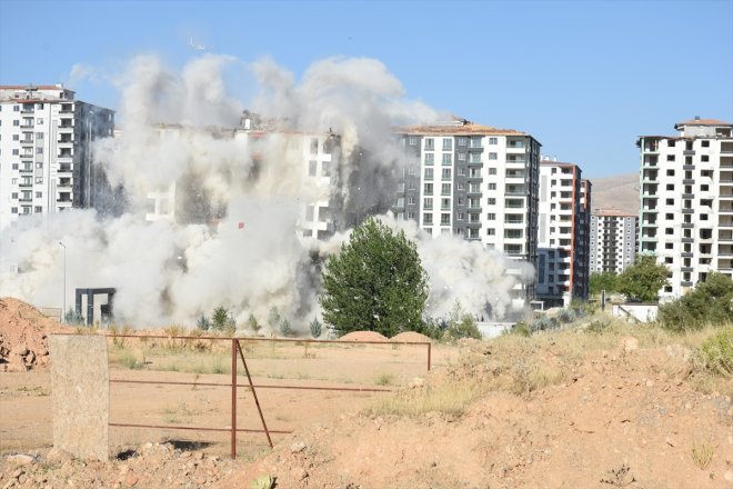 Depremlerden yardımıyla etkilenen yıkıldı patlayıcı bina MALATYA - hasarlı ağır 7