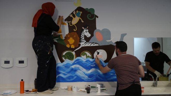 MALATYA - Hastane duvarları depremzede çocukların hayal dünyasıyla renkleniyor1