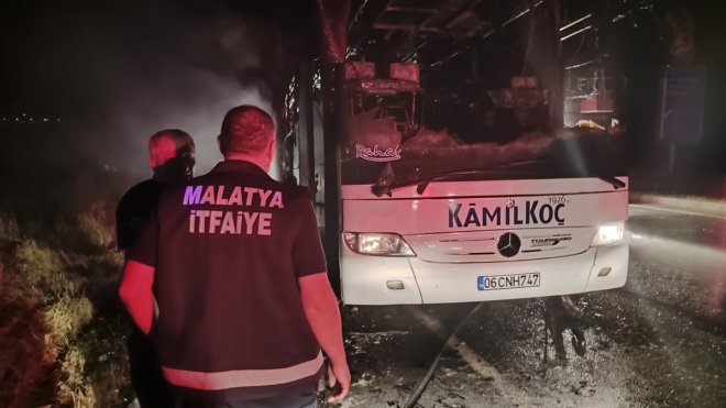 MALATYA - Seyir halindeki yolcu otobüsünde çıkan yangın söndürüldü1