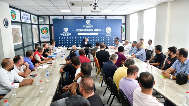 Malatya Valisi Ersin Yazıcı, kentte yıkım yapan firma temsilcileriyle buluştu