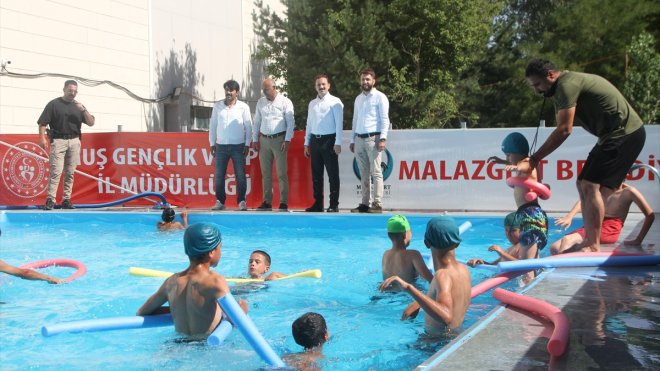 Malazgirt'te öğrencilere yüzme kursu veriyor