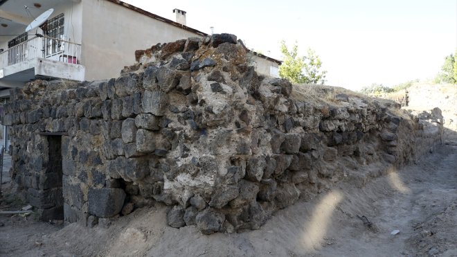 Malazgirt'teki kazı çalışmalarında çevresi toprakla kaplı han ortaya çıkarıldı
