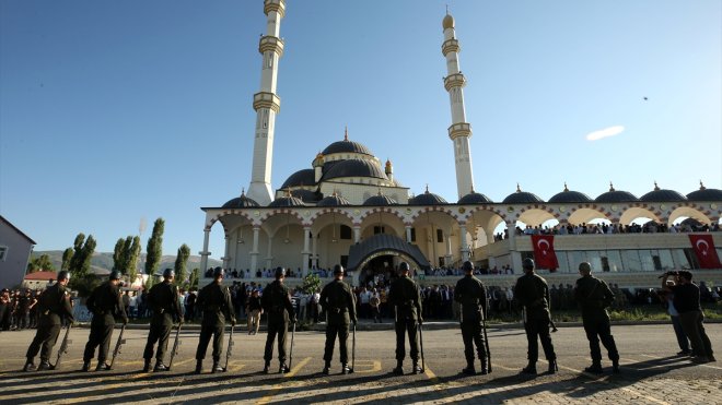 MUŞ - Şehit Piyade Sözleşmeli Er Erkan Selçuk son yolculuğuna uğurlandı (2)1