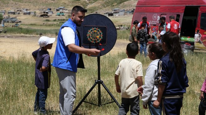MUŞ - Yaylalardaki çocukları Heybemde Neşe Var Projesi ile eğlendiriyorlar1