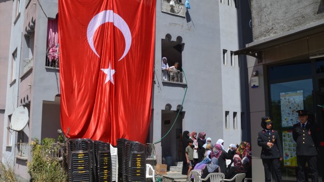 Şehit Piyade Sözleşmeli Er Selçuk'un Muş'taki ailesine şehadet haberi verildi