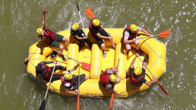 Sıcaktan bunalanlar Karasu Nehri'nde rafting yaparak serinliyor
