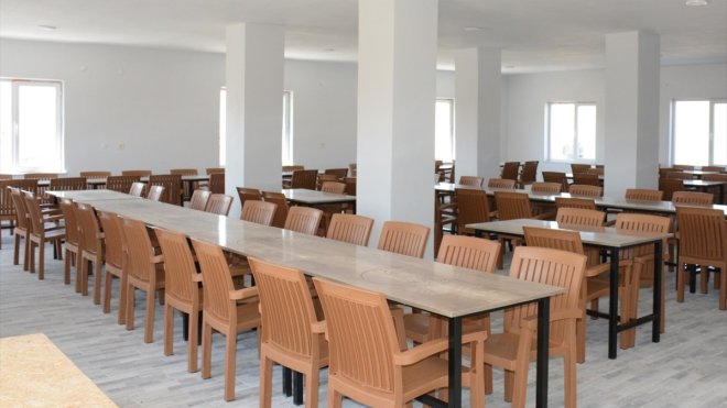 Tuşba'da taziye evleri ve Kur'an kurslarına masa ve sandalye desteği