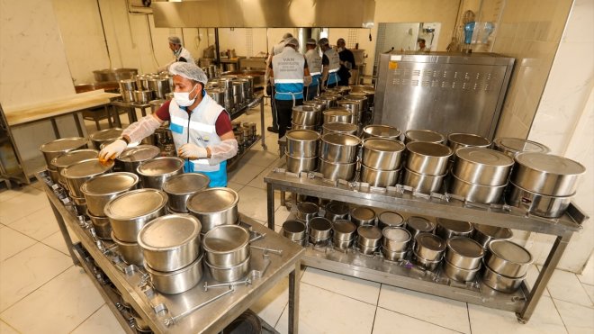 Van'da belediye ekipleri 3 bin 300 kişiye sıcak yemek ulaştırıyor