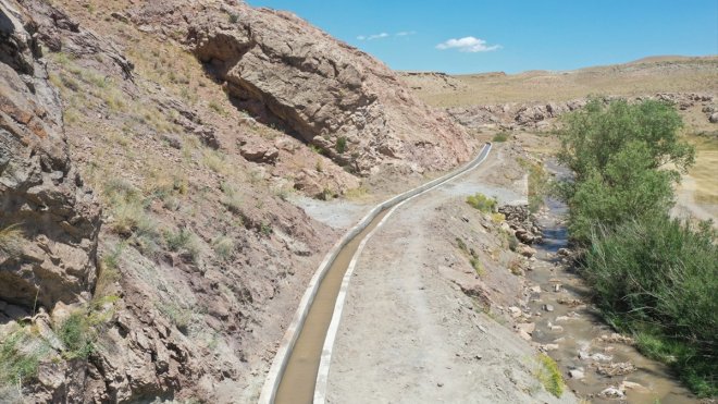 Van Büyükşehir Belediyesi, boşa akan dere suyunu tarım arazileriyle buluşturdu