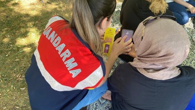 Van'da jandarma ekipleri 570 kadına KADES'i tanıttı
