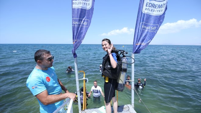 Dalgıç adayları Van Gölü'nde eğitim görüyor