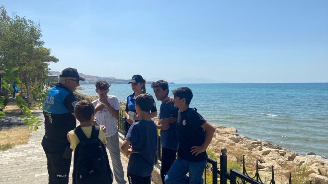 Van deniz polisi ekipleri 1072 kişiyi boğulmalara karşı bilgilendirdi1