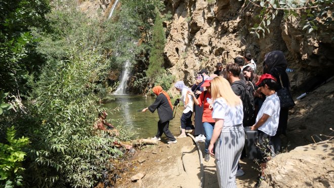 Fotoğraf kursu öğrencileri Çatak'taki Saklı Şelale'yi görüntüledi