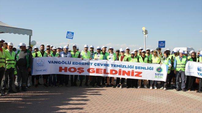 Van Gölü kıyısında "çevre temizliği şenliği" düzenlendi