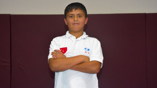 Katıldığı ilk Türkiye Şampiyonası'nda üçüncü olan minik güreşçi Botan, hedef yükseltti