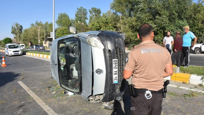 VAN - Takla atan otomobildeki 2 kişi yaralandı1