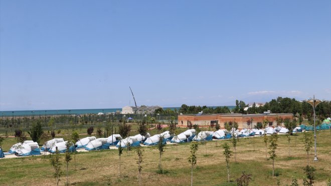 Vanlı gençler Van Gölü kıyısında kamp yaparak eğleniyor