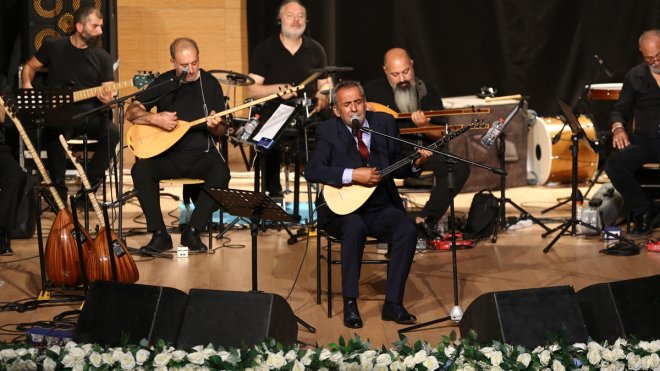 Yavuz Bingöl, 'Aşık Veysel'siz 50 Yıl' konserleri kapsamında Bingöl'de sahne aldı