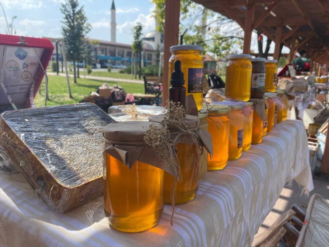 devam bal festivali ediyor Ağrı