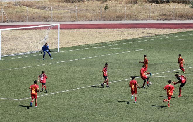 Ağrı'da depremzede çocukların katıldığı futbol turnuvasında yarı final maçları oynandı