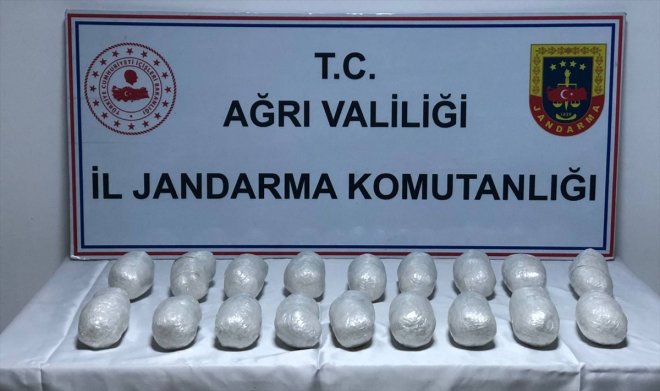 Ağrı'da düzensiz göçmenlerin sırt çantalarında 20 kilo 350 gram uyuşturucu ele geçirildi