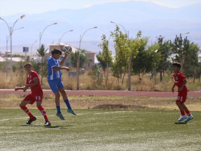 Ağrı'da 'UYAFA Ağrı Dağı Cup Futbol Turnuvası' devam ediyor