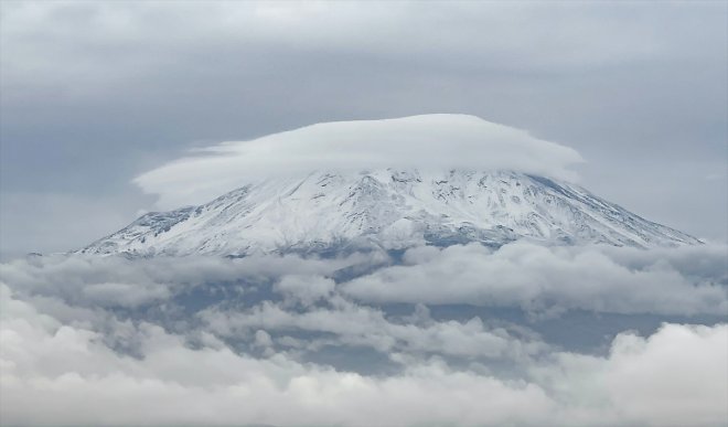 Ağrı Dağı'na kar yağdı
