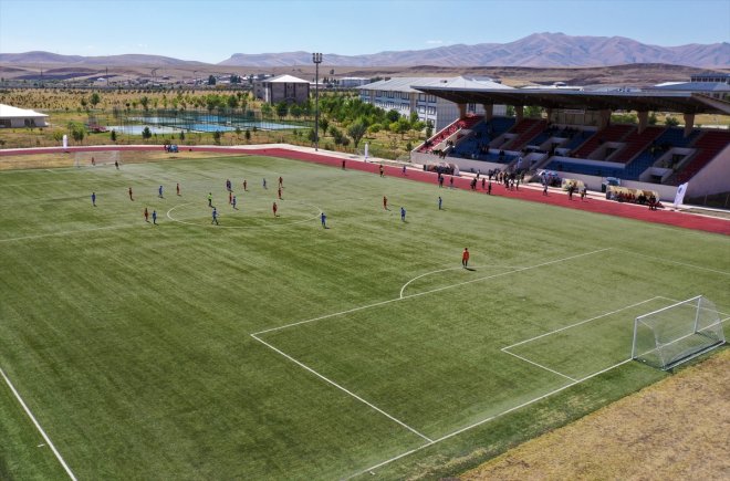 Depremzede çocuklar "kaybedenin olmadığı" futbol turnuvasında moral buluyor